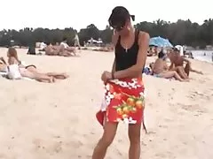 Classy Carol lubes up მისი ცხელი titties და masturbates