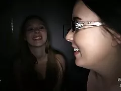 Lesbian Aussie cuties დააყენა ენები ერთმანეთის ხვრელებს